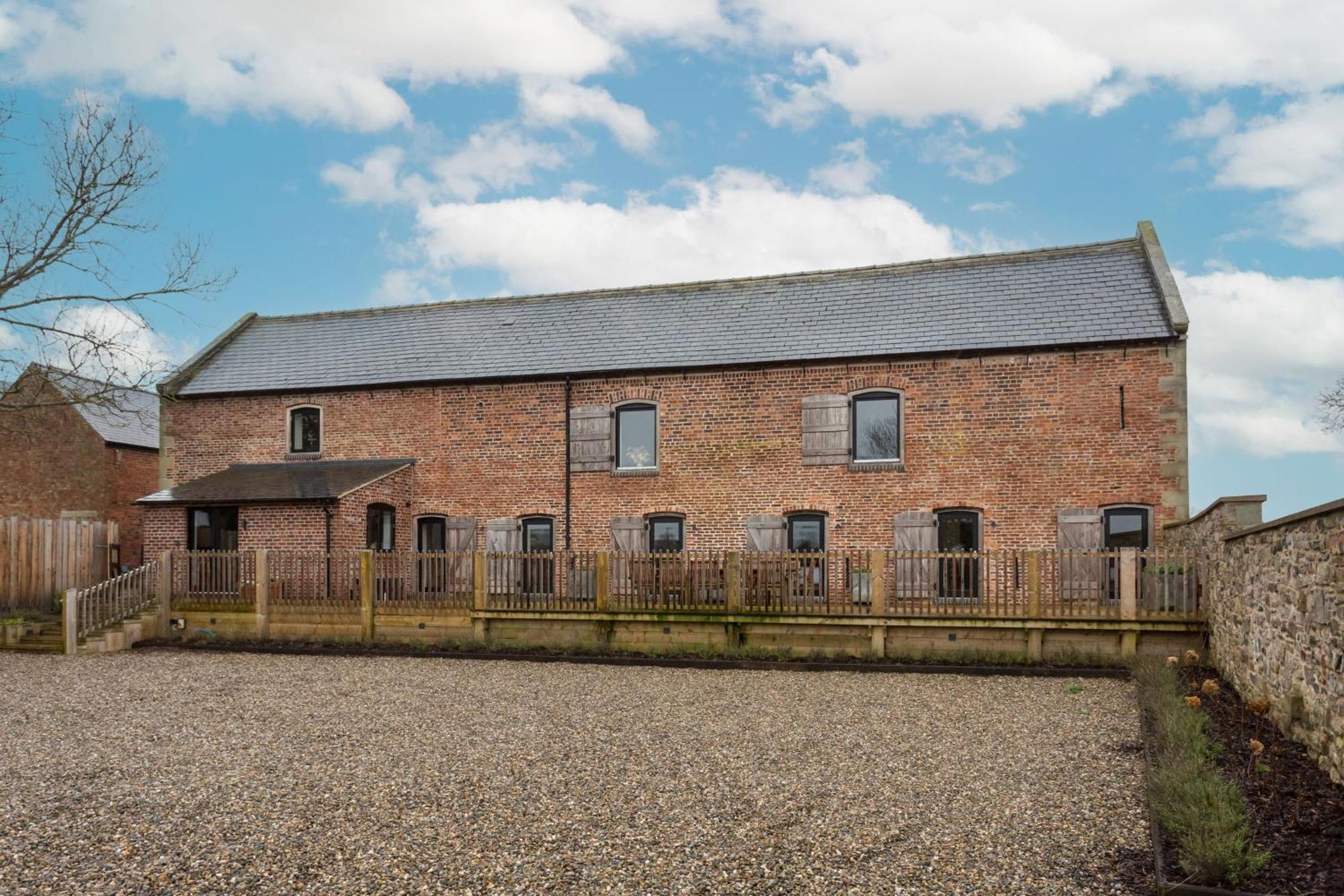 The Barn At Plas Ashpool Sleeps 8 Llandyrnog Exterior photo